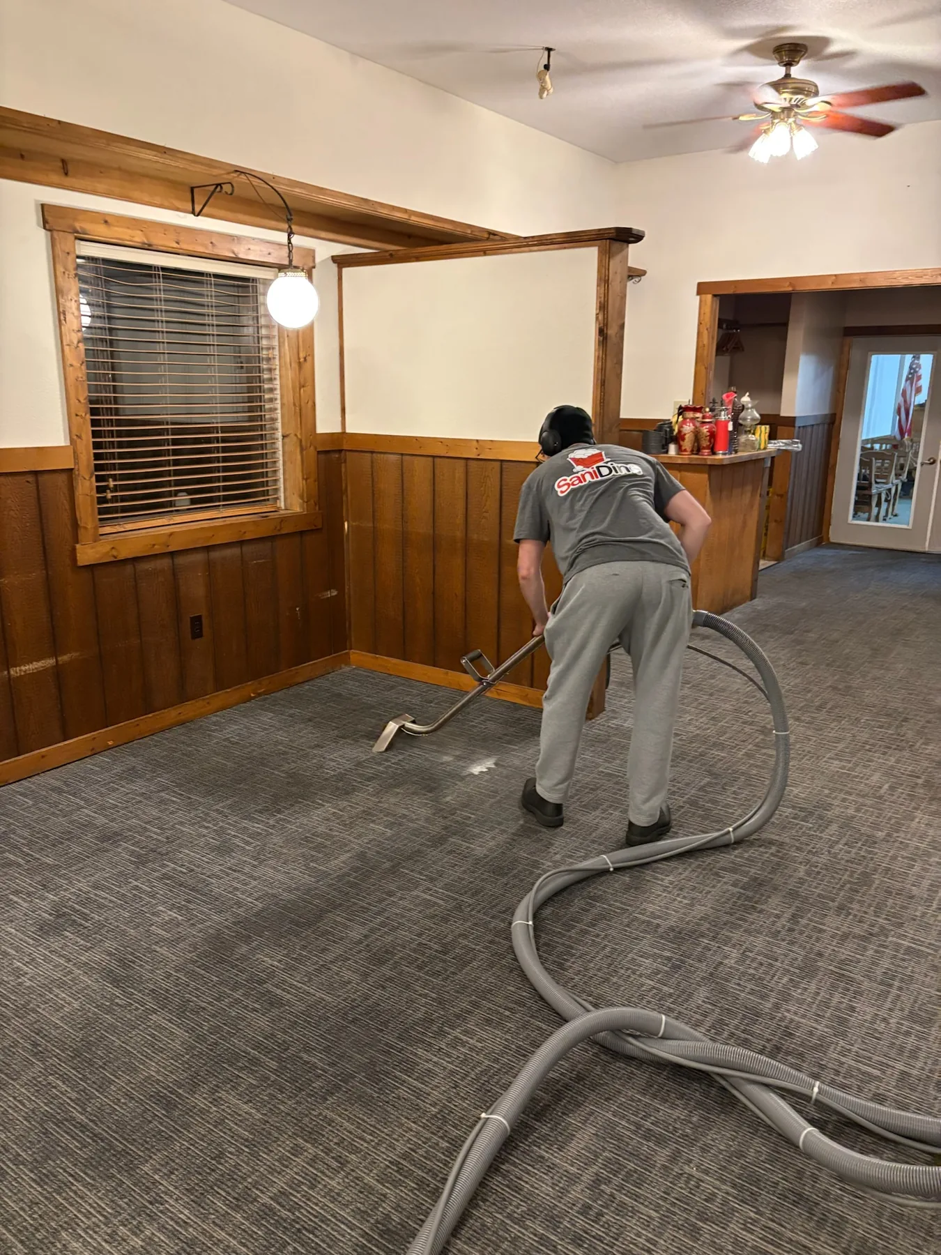 Carpet extraction in a restaurant dining room